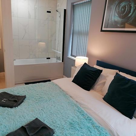 Blok 3 -Jacuzzi Suites, Apartment & Ensuite Rooms Блэкпул Экстерьер фото