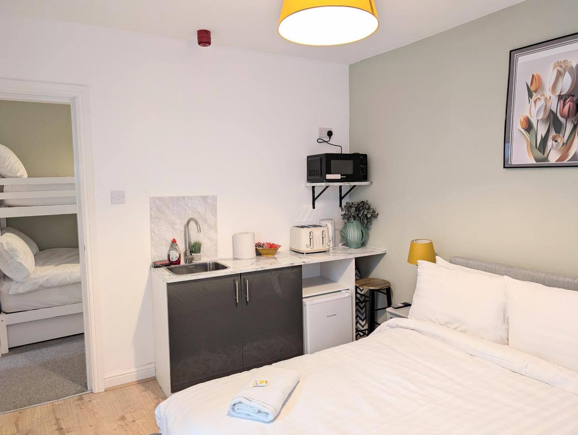 Blok 3 -Jacuzzi Suites, Apartment & Ensuite Rooms Блэкпул Экстерьер фото
