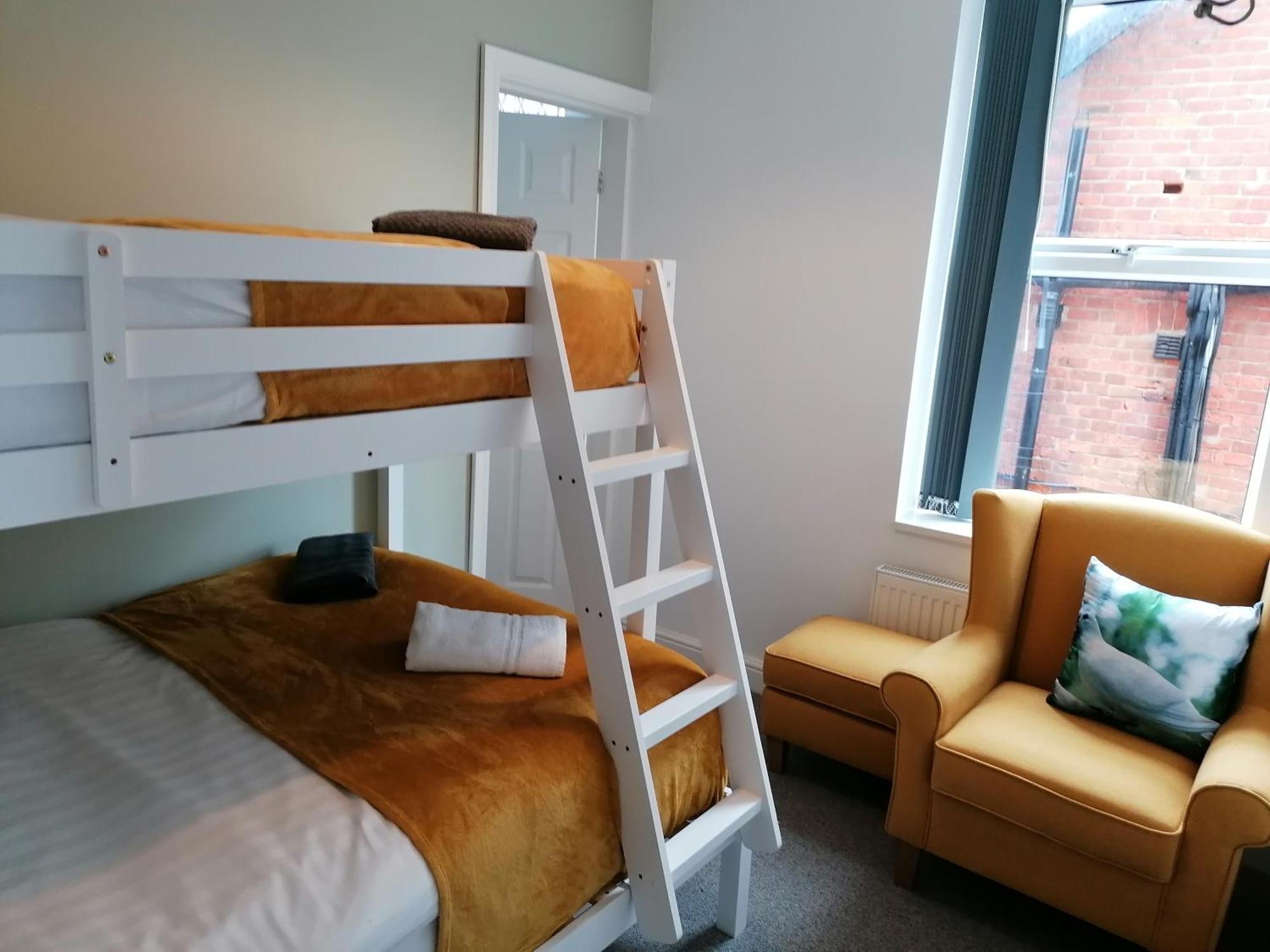 Blok 3 -Jacuzzi Suites, Apartment & Ensuite Rooms Блэкпул Экстерьер фото