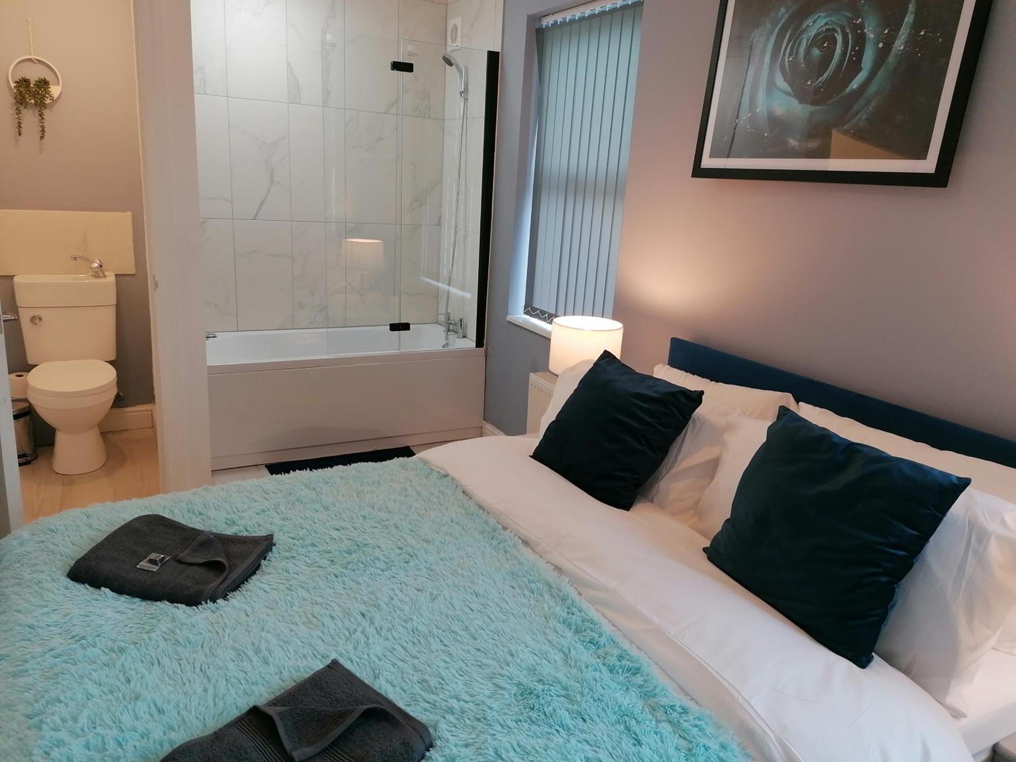 Blok 3 -Jacuzzi Suites, Apartment & Ensuite Rooms Блэкпул Экстерьер фото